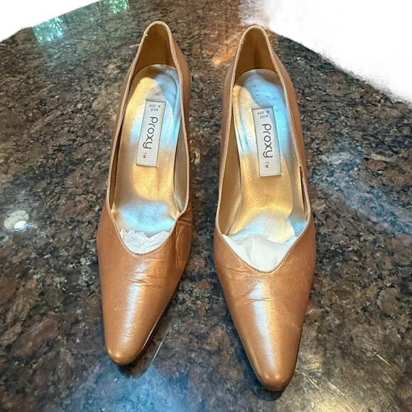 Vintage Proxy Made In Spain Leather Classic Scalloped Side Heels Lt Tan Sz 9B - Picture 2 of 11